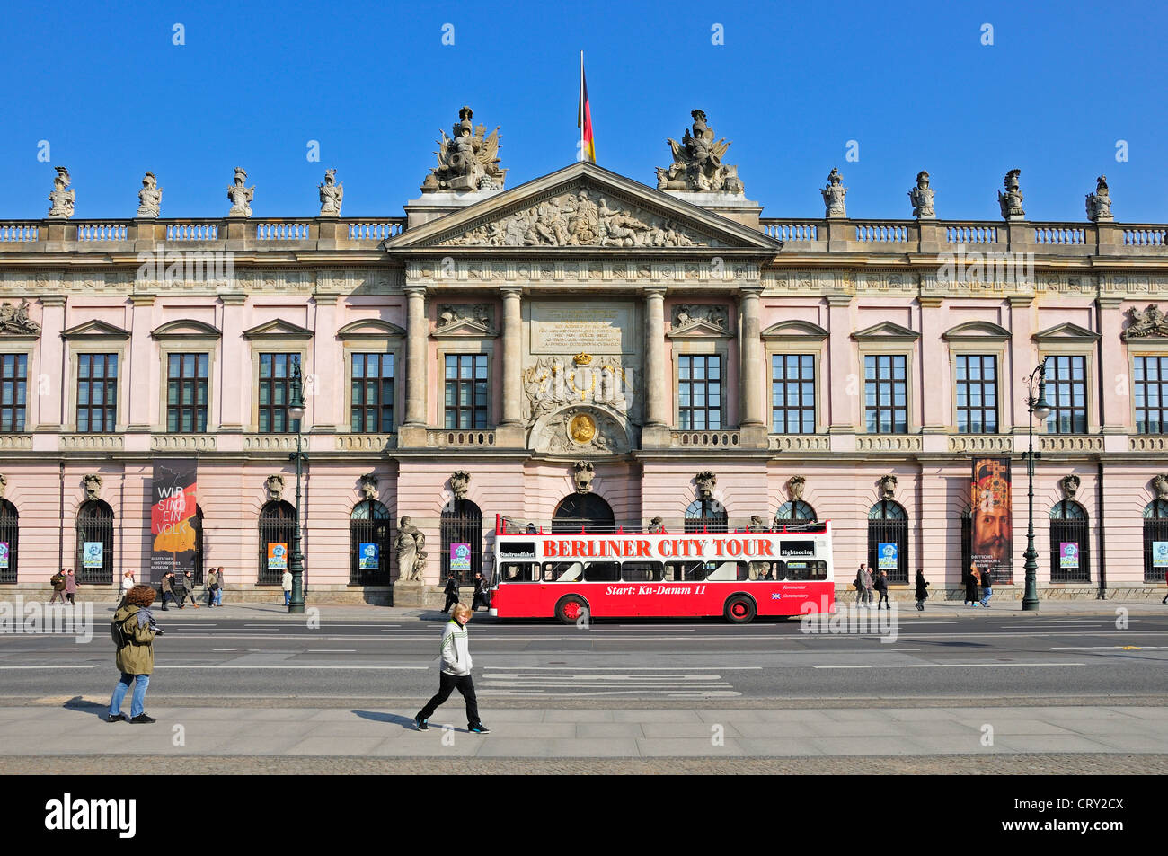 Berlin, Deutschland. Zeughaus (Barock - 1695-1706; Unter Den Linden) ehemaligen Arsenal. Berlin City Tour-bus Stockfoto