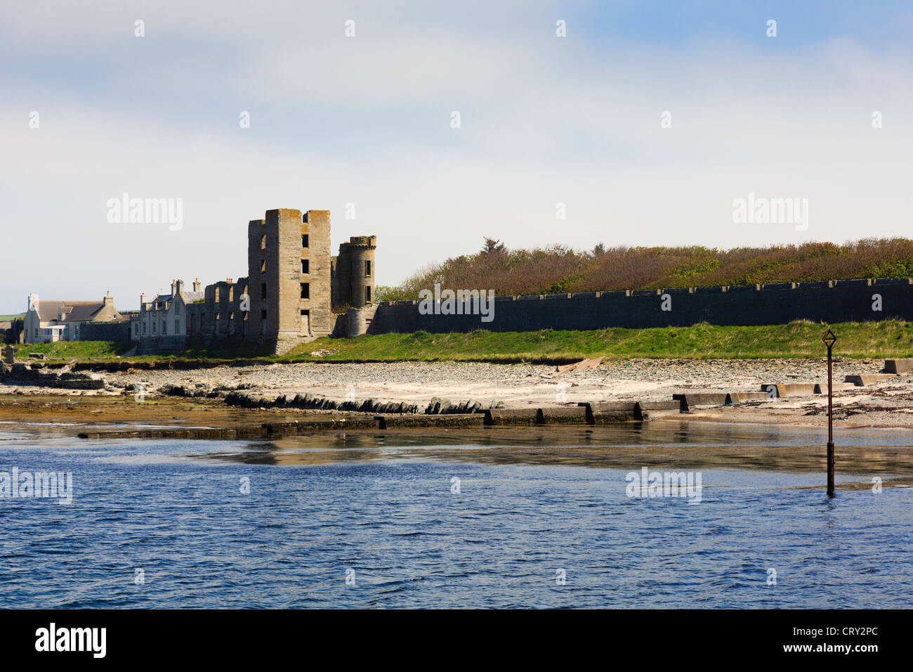 Blick über den Fluß Thurso Mündung, Burgruine in Großbritanniens  nördlichste Stadt von Thurso Caithness Schottland, Vereinigtes Königreich  Stockfotografie - Alamy