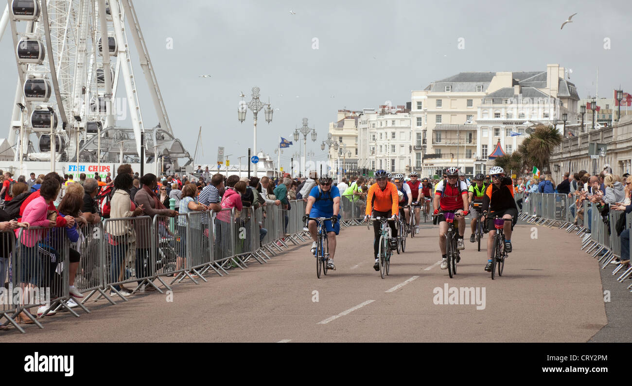 Radfahrer kommen auf der Ziellinie von London nach Brighton Charity Zyklus; Brighton, Sussex UK Stockfoto