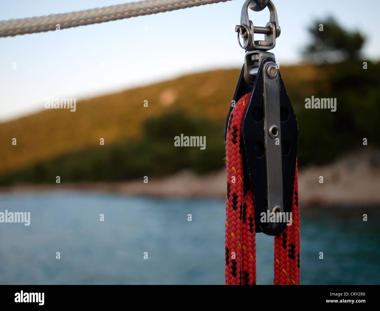 Beschläge auf Segelboot Boom am Meer in der Nähe von Insel Stockfoto