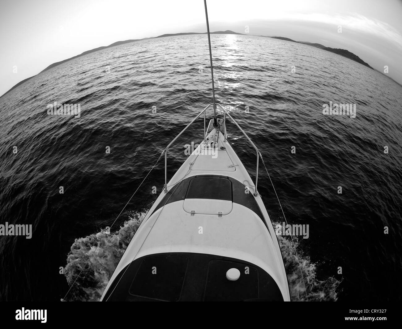 Ein Segelboot Front auf einem Meer - schwarz und weiß - Fisch-Objektiv Stockfoto
