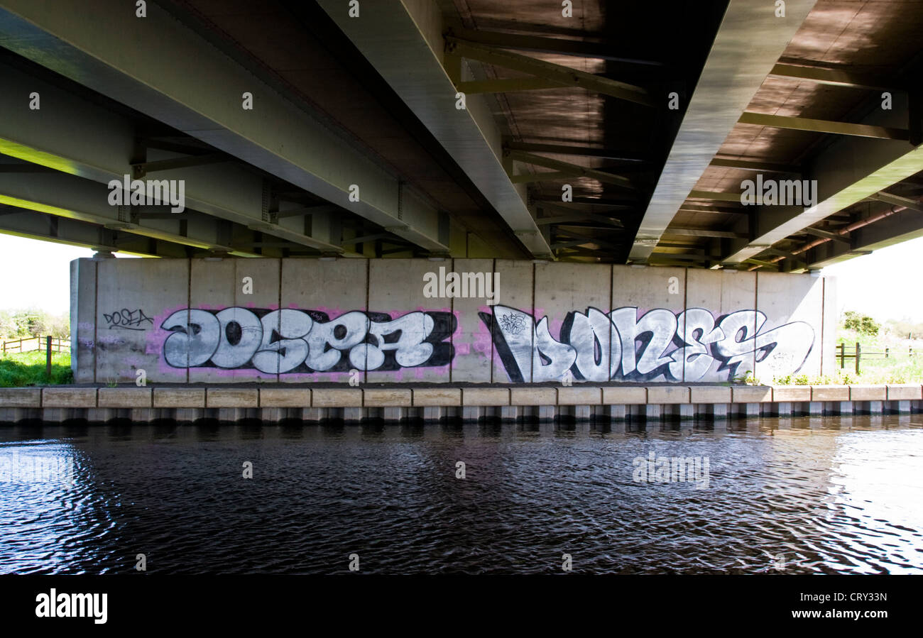 Die Unterseite einer Straßenbrücke über den Fluss Soar bei Mountsorrel Stockfoto