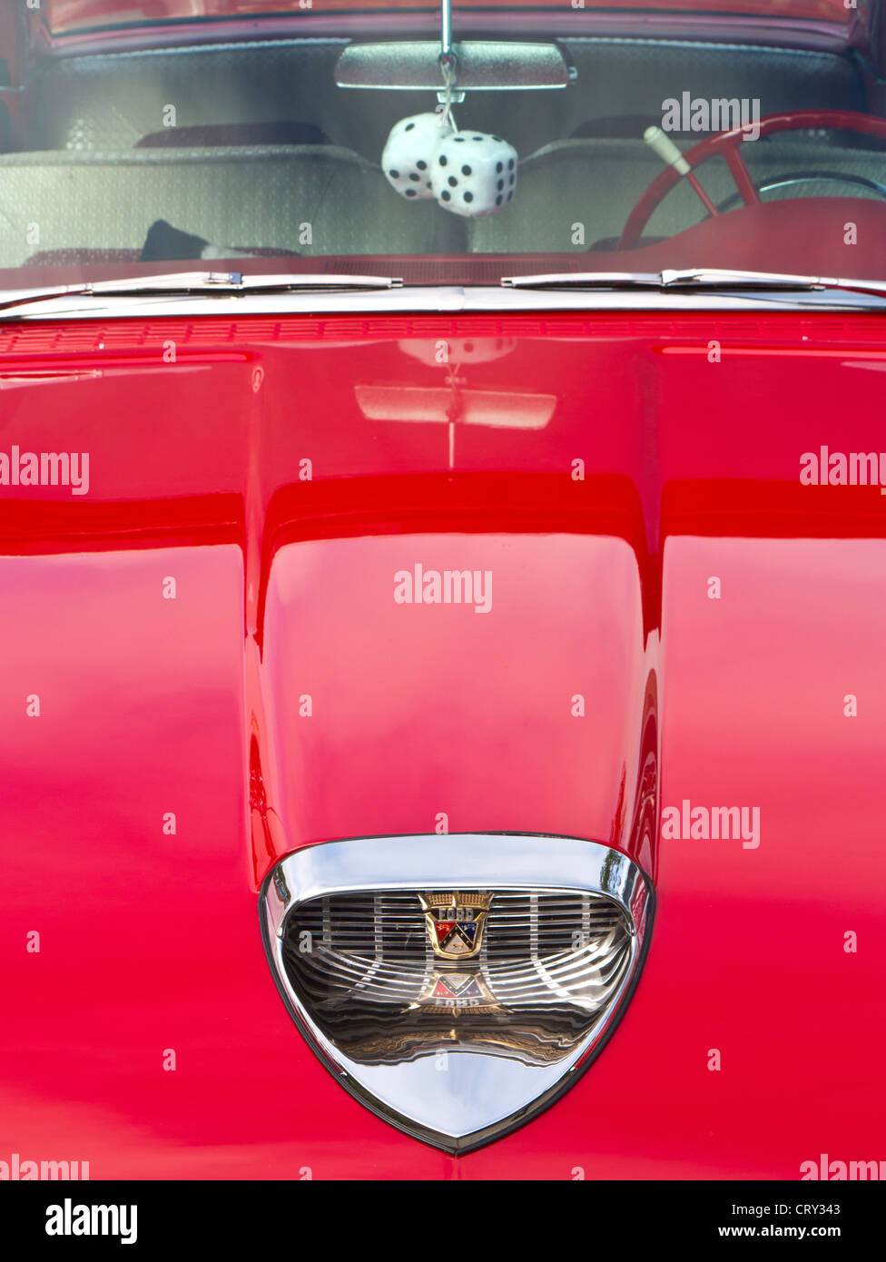 50er Jahre Oldtimer Detail auf rot glänzenden Ford Fairlane Skyliner amerikanischen Oldtimer mit pelzigen Würfel hängen in Windschutzscheibe Stockfoto