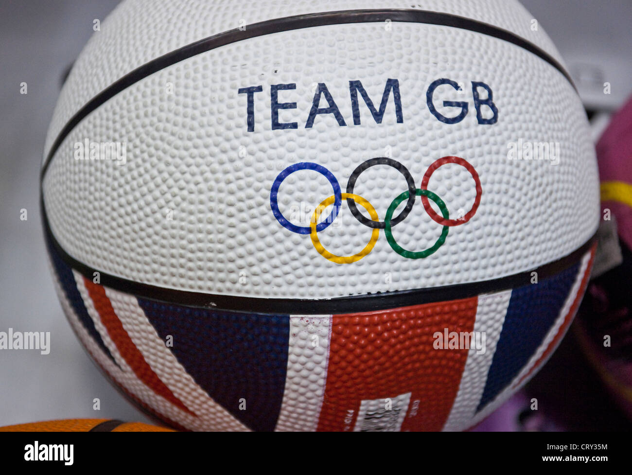 Team GB mit Olympischen Ringen auf einem Basketball, London, England, UK Stockfoto