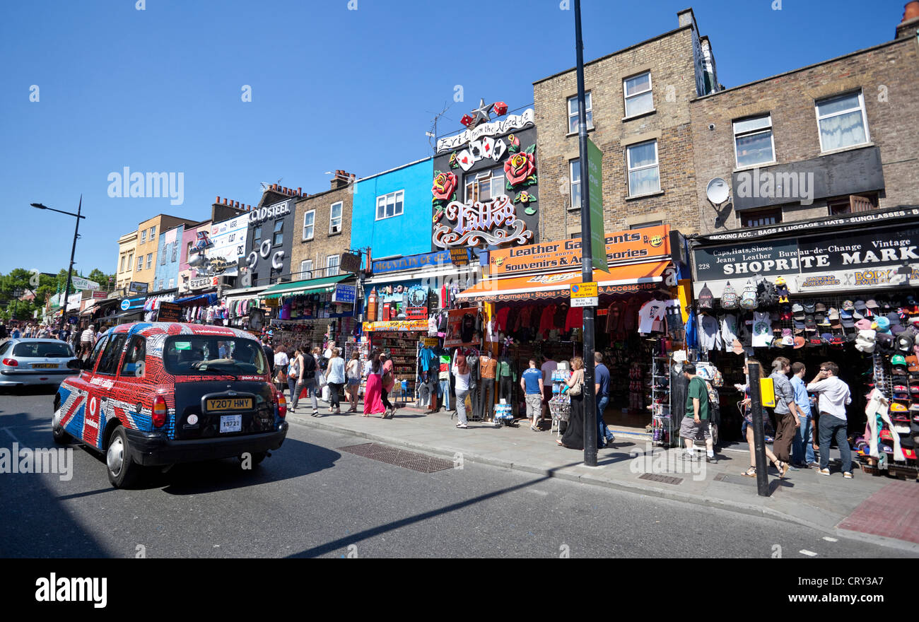 Street Scene: Geschäfte an der Camden High Street, Camden Town, London, England, UK. Stockfoto