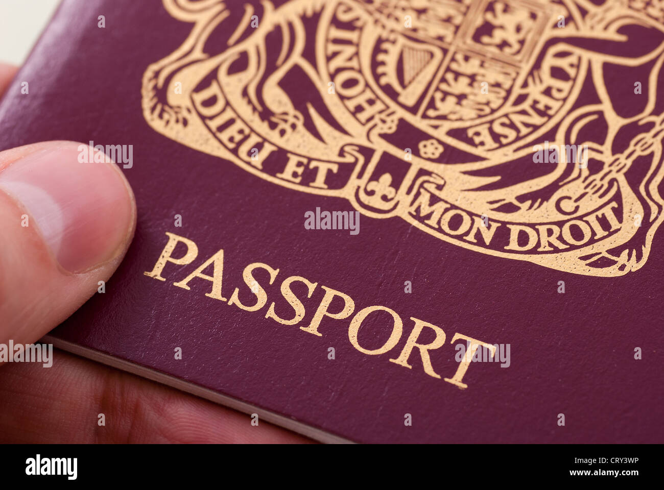 Hand mit Großbritannien Pass Stockfoto