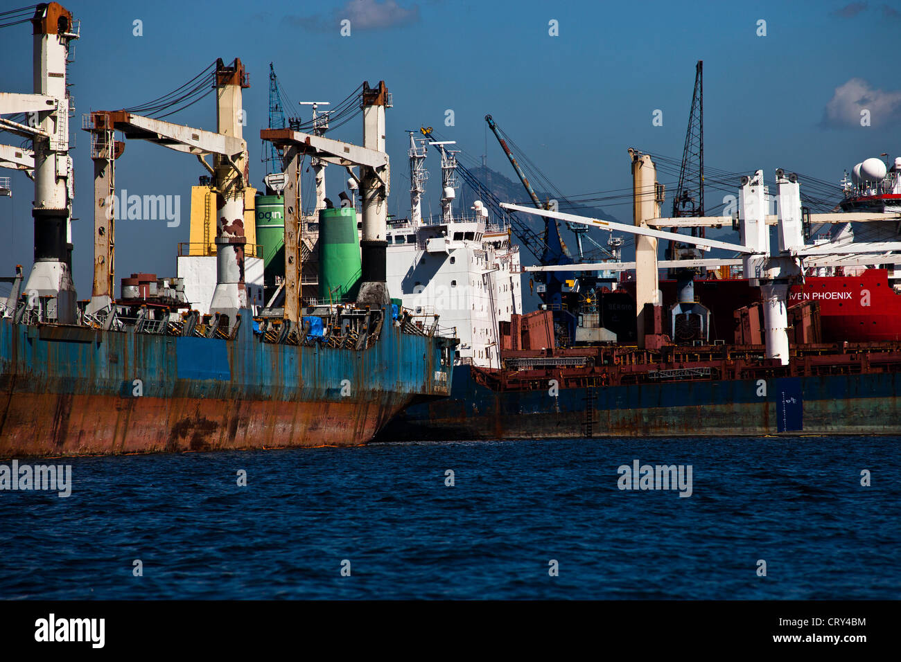 Schiff und Schiff Schwerverkehr in der Guanabara-Bucht, Rio De Janeiro, Brasilien, die Christusstatue im Hintergrund Stockfoto