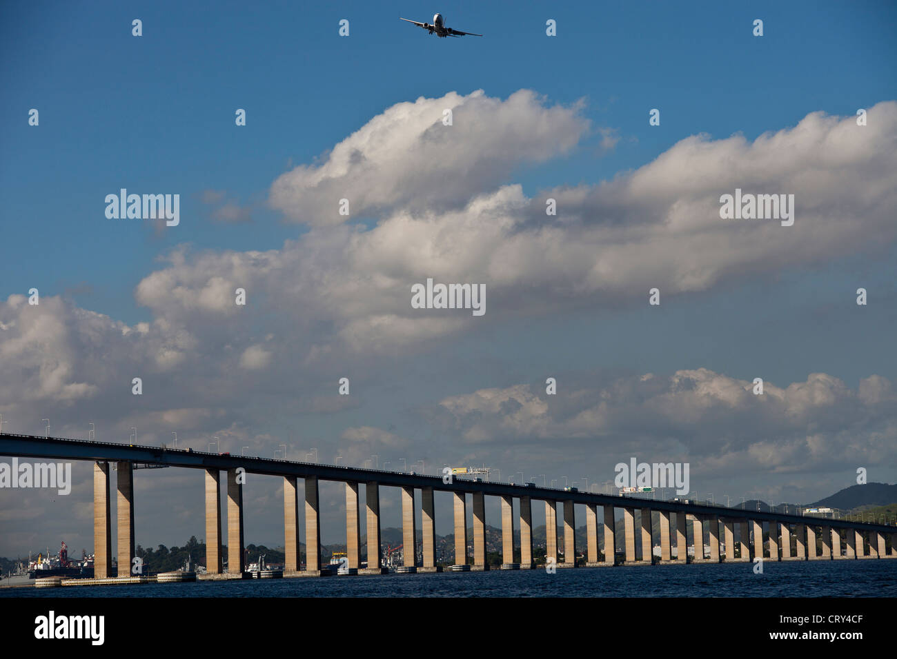 Flugzeug bereitet am Santos Dumont Airport befindet sich in der Ufer der Guanabara Bucht, Rio De Janeiro, Brasilien zu landen. Stockfoto