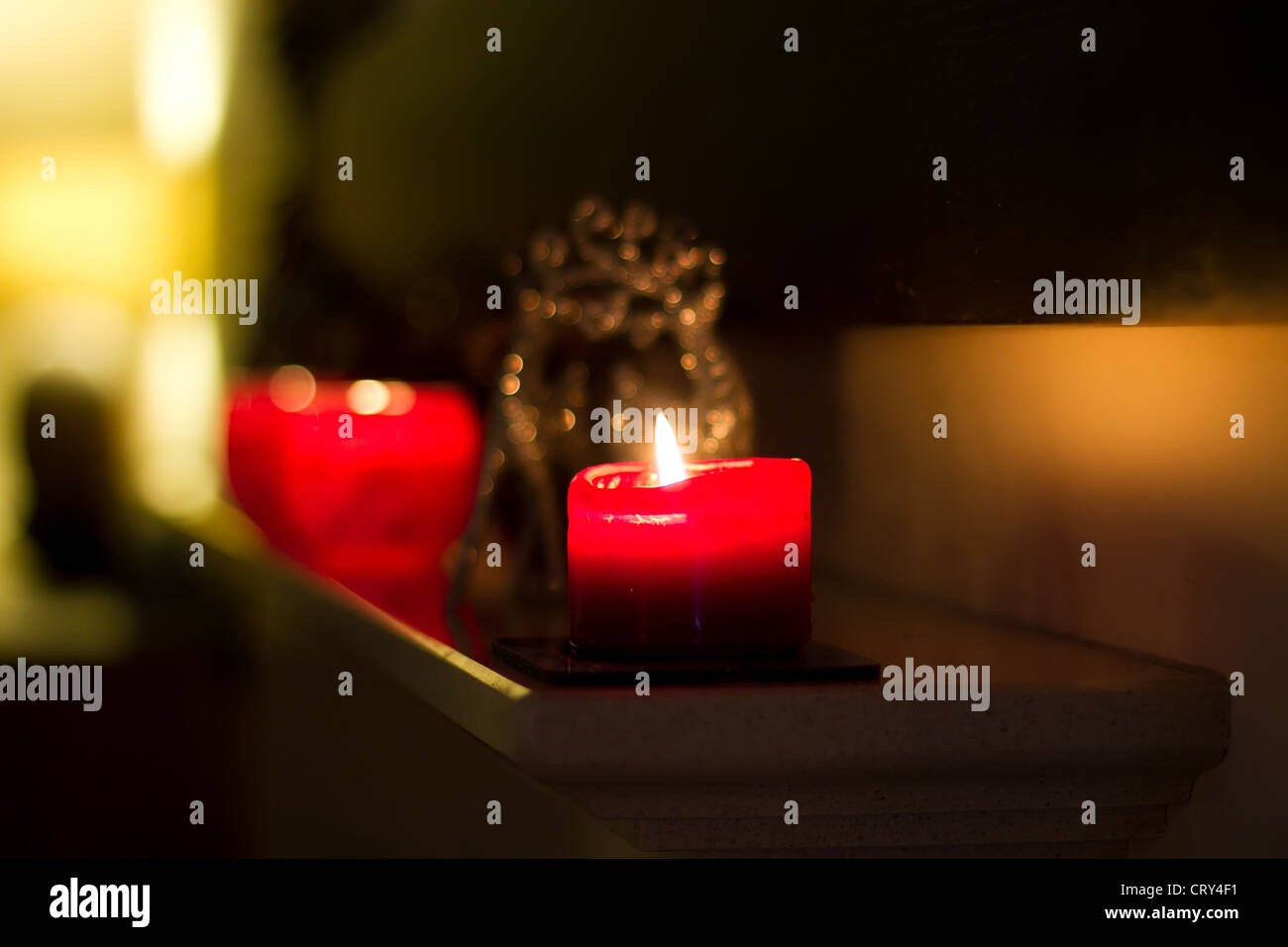 ein paar langsam brennende rote Kerzen auf dem Kamin Stockfoto