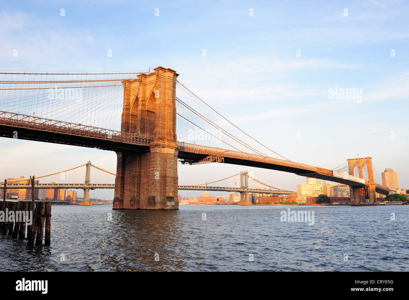 Brooklyn Bridge über den East River betrachtet von Lower Manhattan New York City Hafen bei Sonnenuntergang. Stockfoto