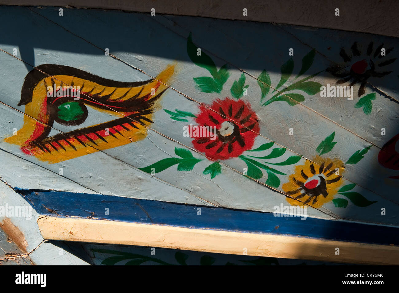 Ein Schutzauge auf einem Fischerboot, das von Flüchtlingen benutzt wird, im Hafen von Pozzallo, Sizilien, Italien. Das Symbol soll Pech abwehren Stockfoto