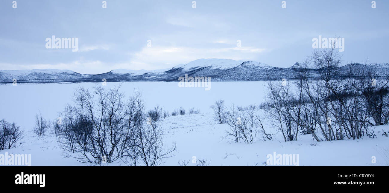 Zugefrorenen Kilpisjarvi See mit Schweden im Hintergrund in der arktischen Wildnis bei Einbruch der Dunkelheit von Kilpisjarvi, Finnland Stockfoto