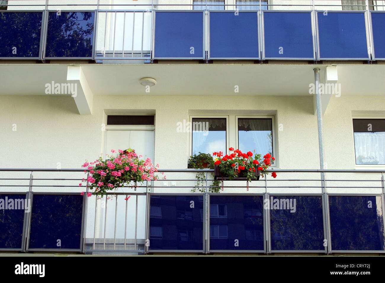 Düsseldorf, Appartement-Haus mit modernisierten Fassade Stockfoto