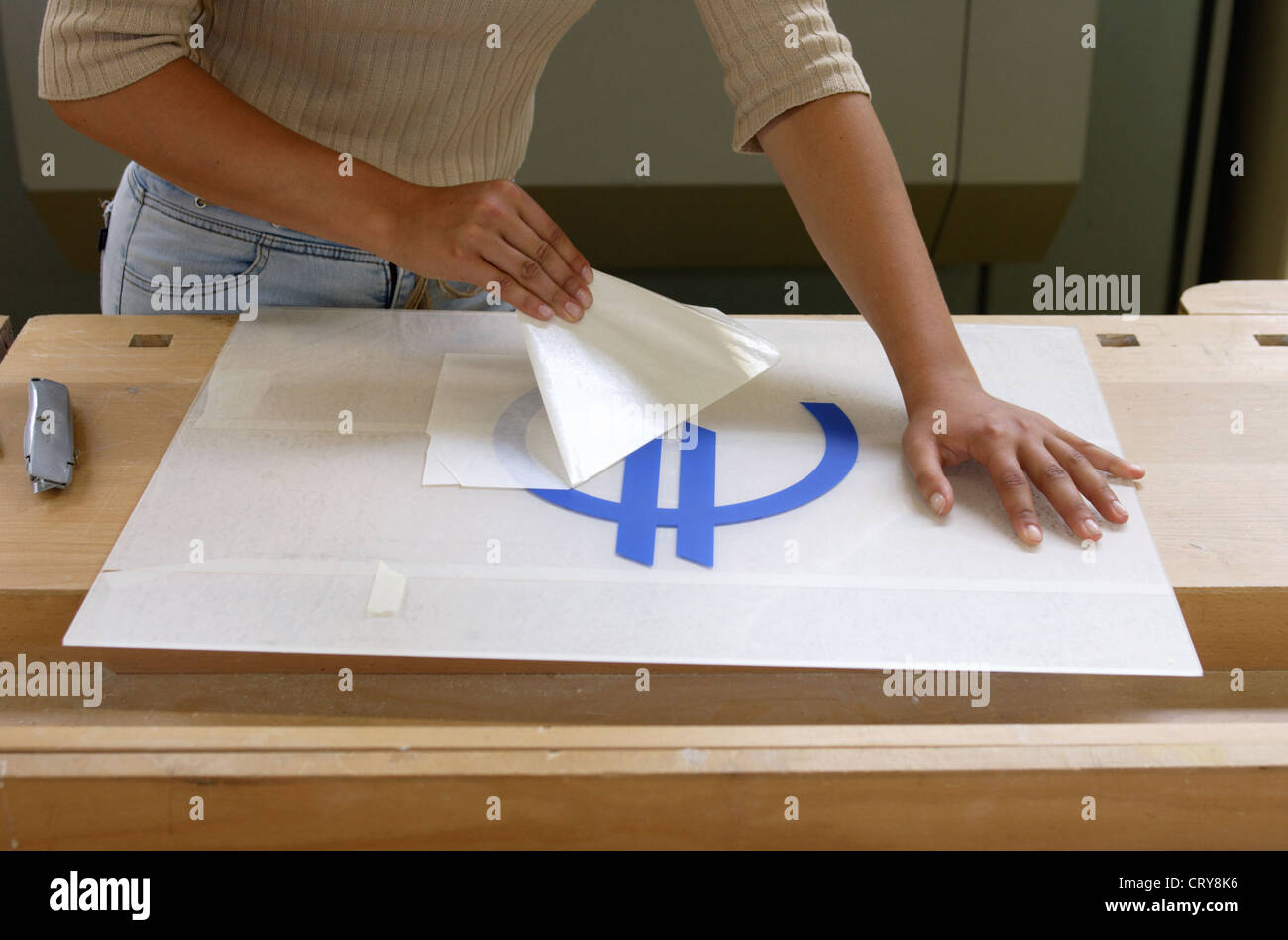 Auszubildenden zu unterzeichnen und Neon unterzeichnen Hersteller Stockfoto