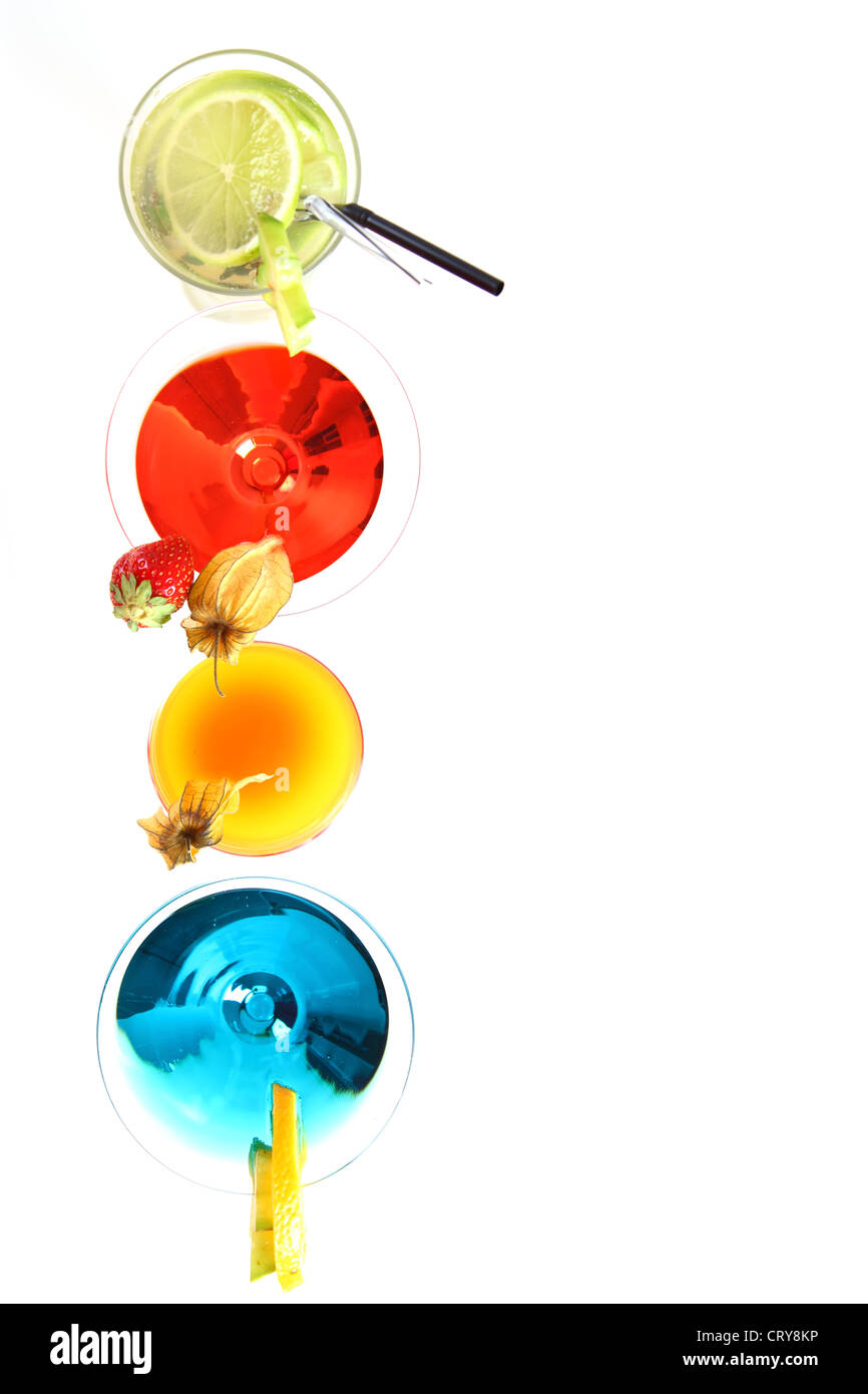 Verschiedene Cocktails oder Longdrinks, garniert mit Früchten auf weißem Hintergrund Stockfoto