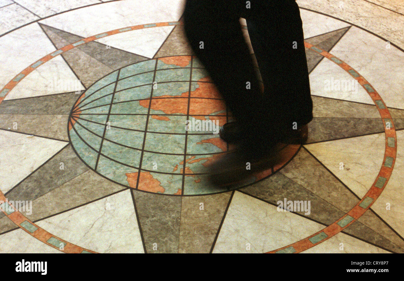 Globus-Symbol auf dem Boden Ostseefaehre Stockfoto