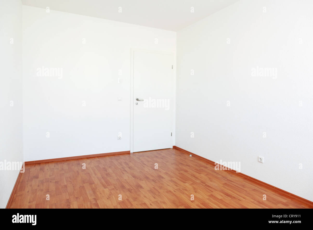Leeren Raum mit weißen Tür Stockfoto