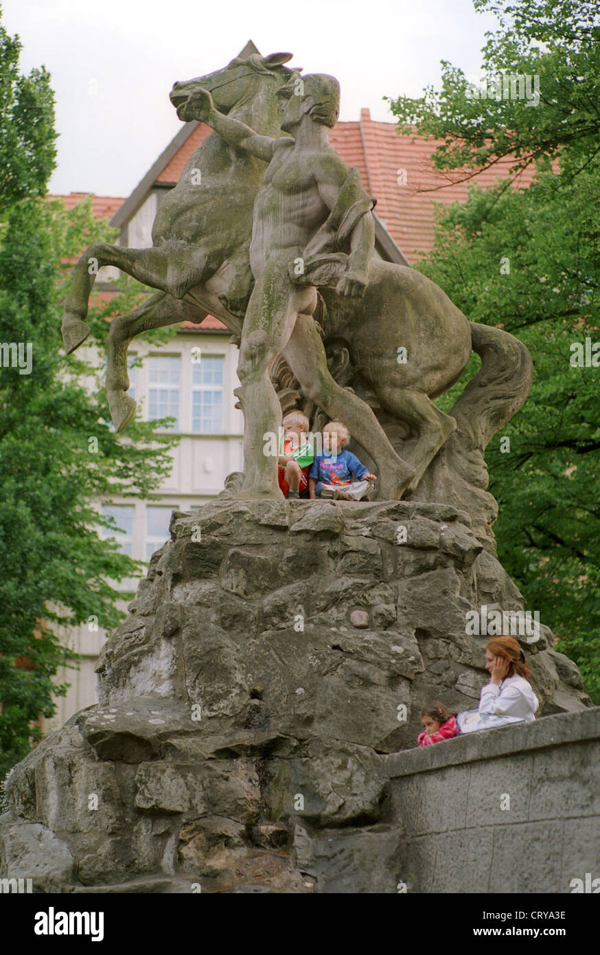 Berlin, Statue des Mannes mit der Aufzucht Pferd Stockfoto