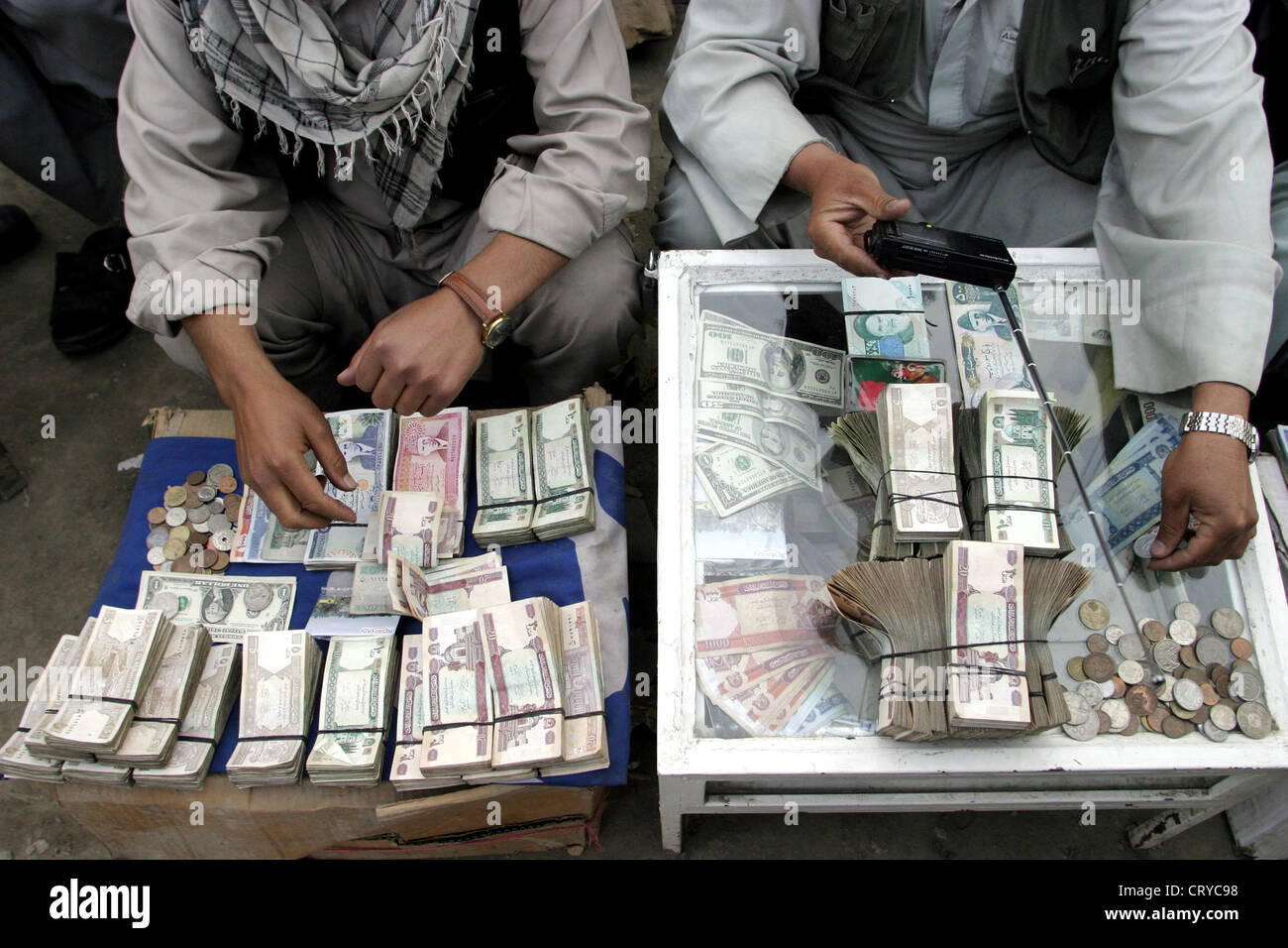 Illegale Geldwechsler in der zentrale Markt von Kabul Stockfoto