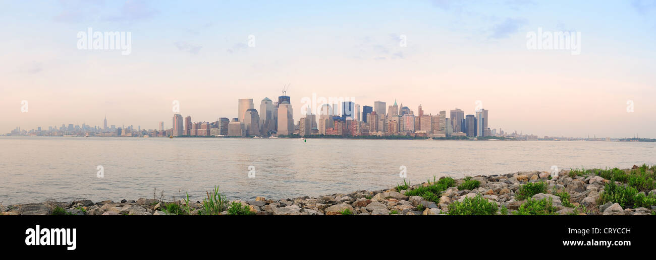 New York City Manhattan Skyline bei Sonnenuntergang über den Hudson River Panorama von New Jersey Küste gesehen Innenstadt Stockfoto