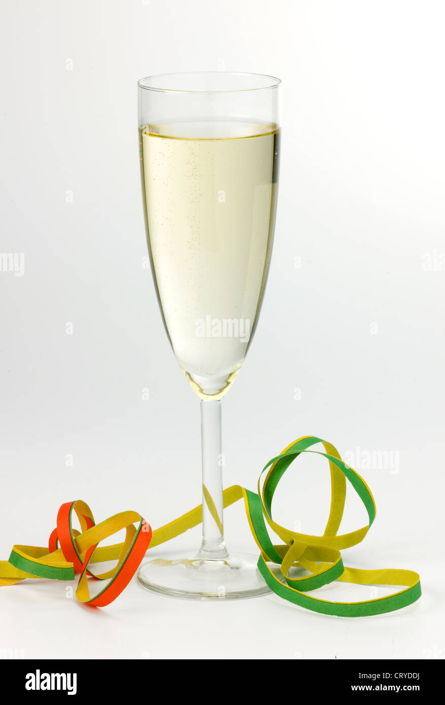 Ein einzelnes Sektglas und Champagner mit Partei Streamer an Basis Stockfoto