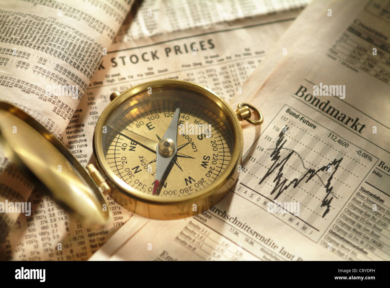 Kompass liegt auf die Börsennachrichten eine Zeitung Stockfoto