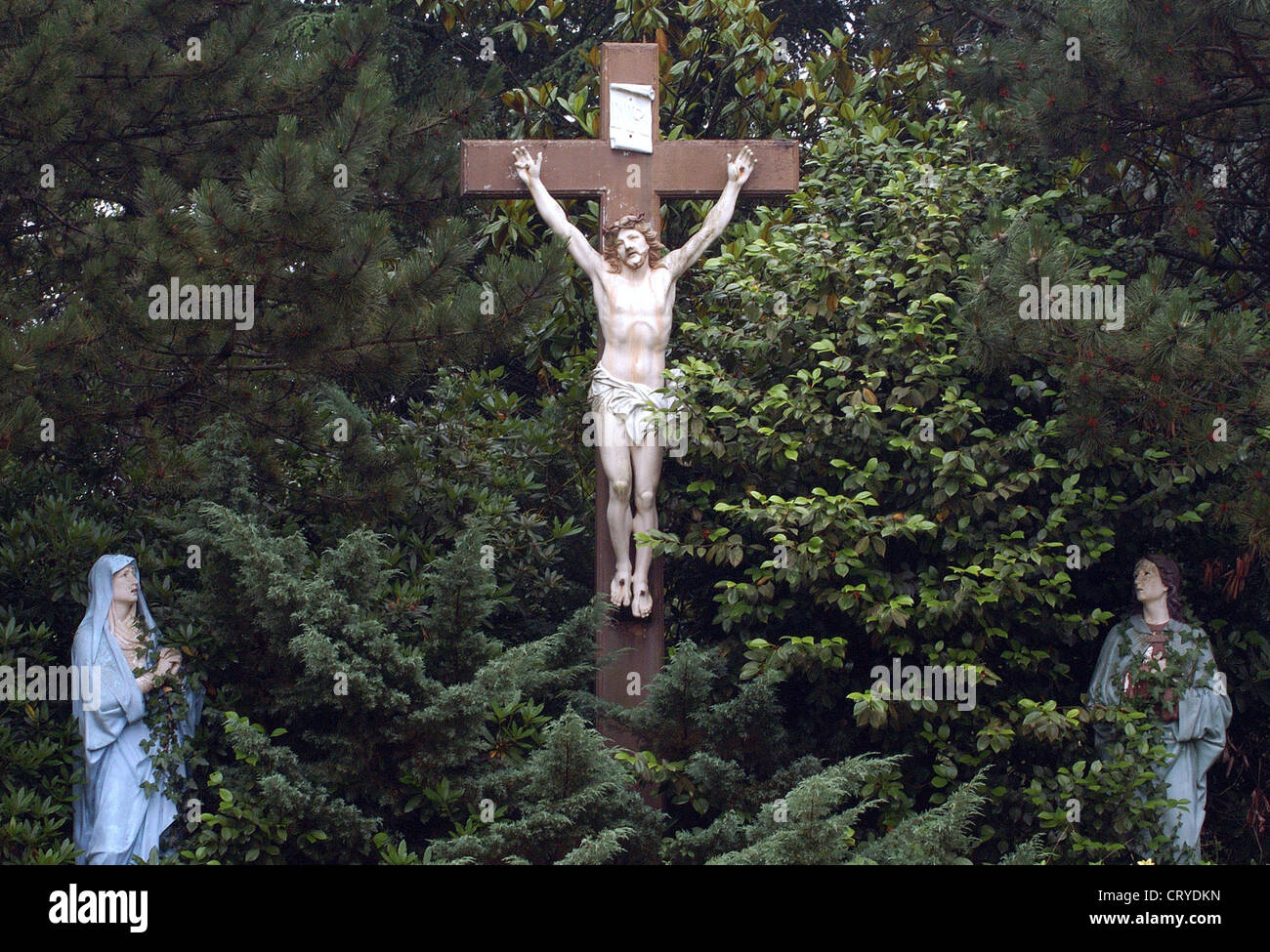 Jesus Kreuz in einem Klostergarten Stockfoto
