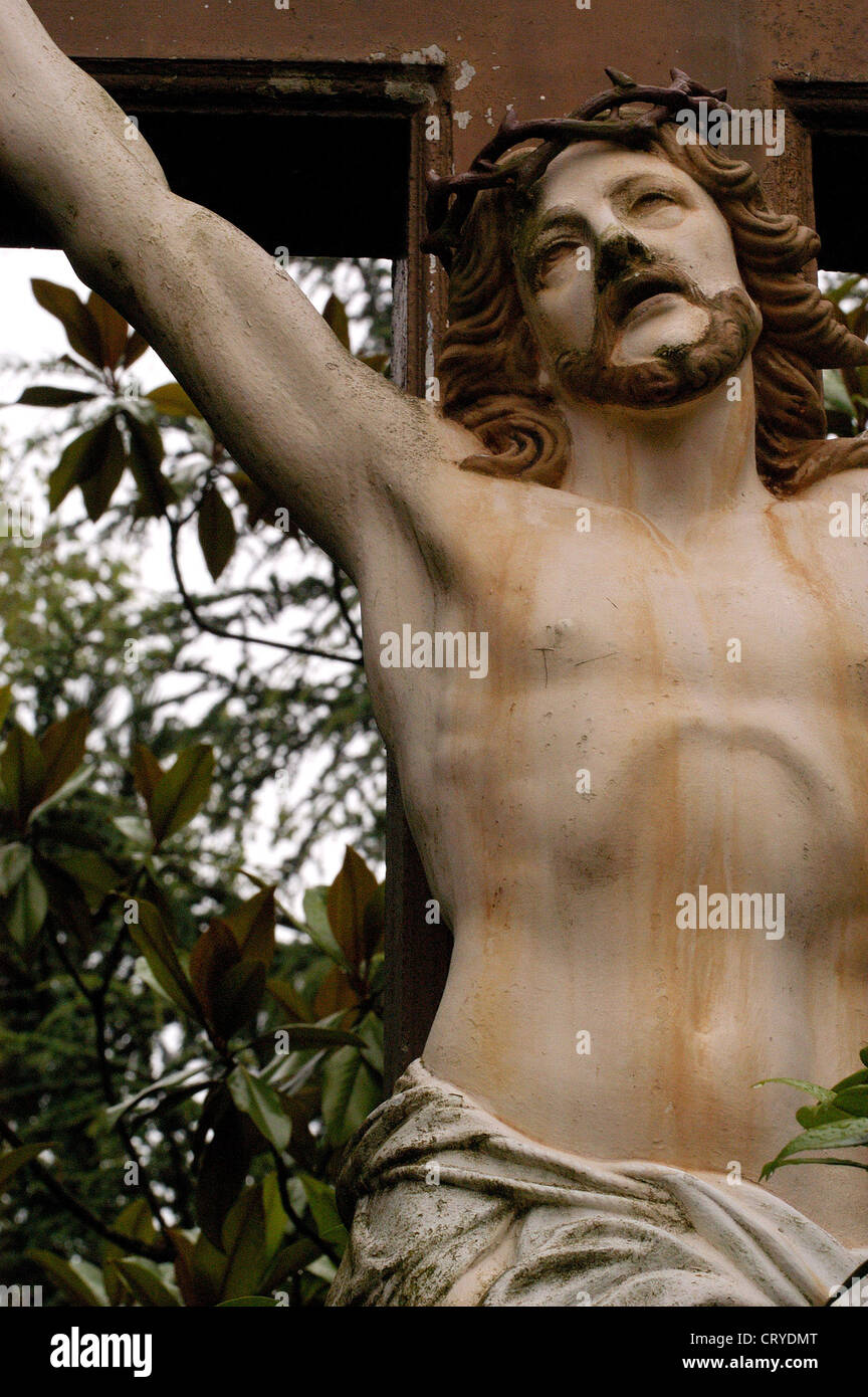 Jesus Kreuz in einem Klostergarten Stockfoto