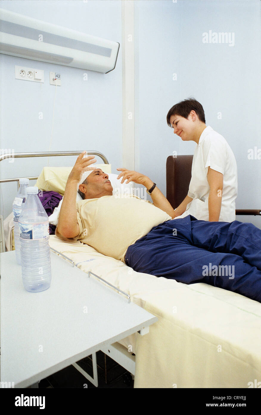 ÄLTERE HOSP. PATIENTEN MIT KRANKENSCHWESTER Stockfoto