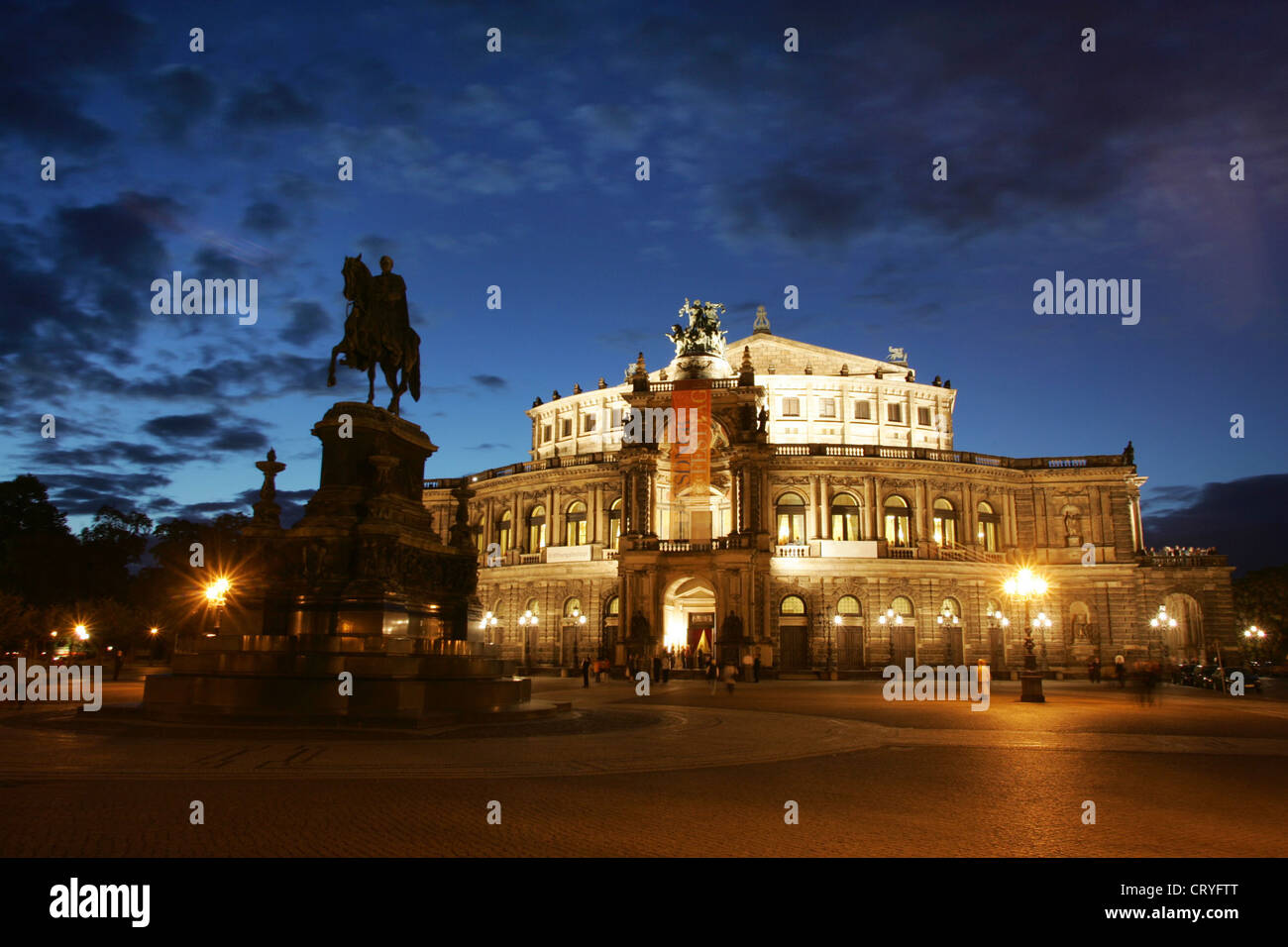 Die Semperoper Dresden in der Nacht Stockfoto