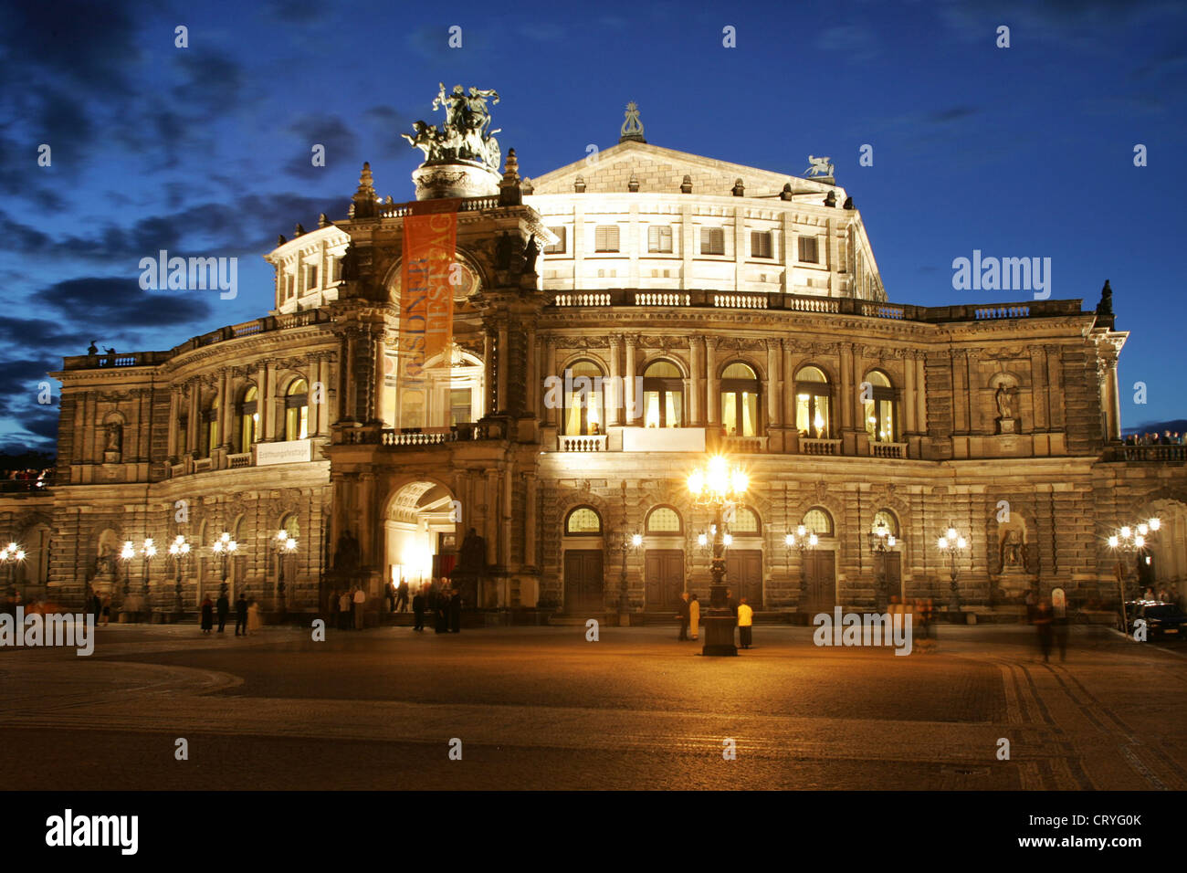 Die Semperoper Dresden in der Nacht Stockfoto