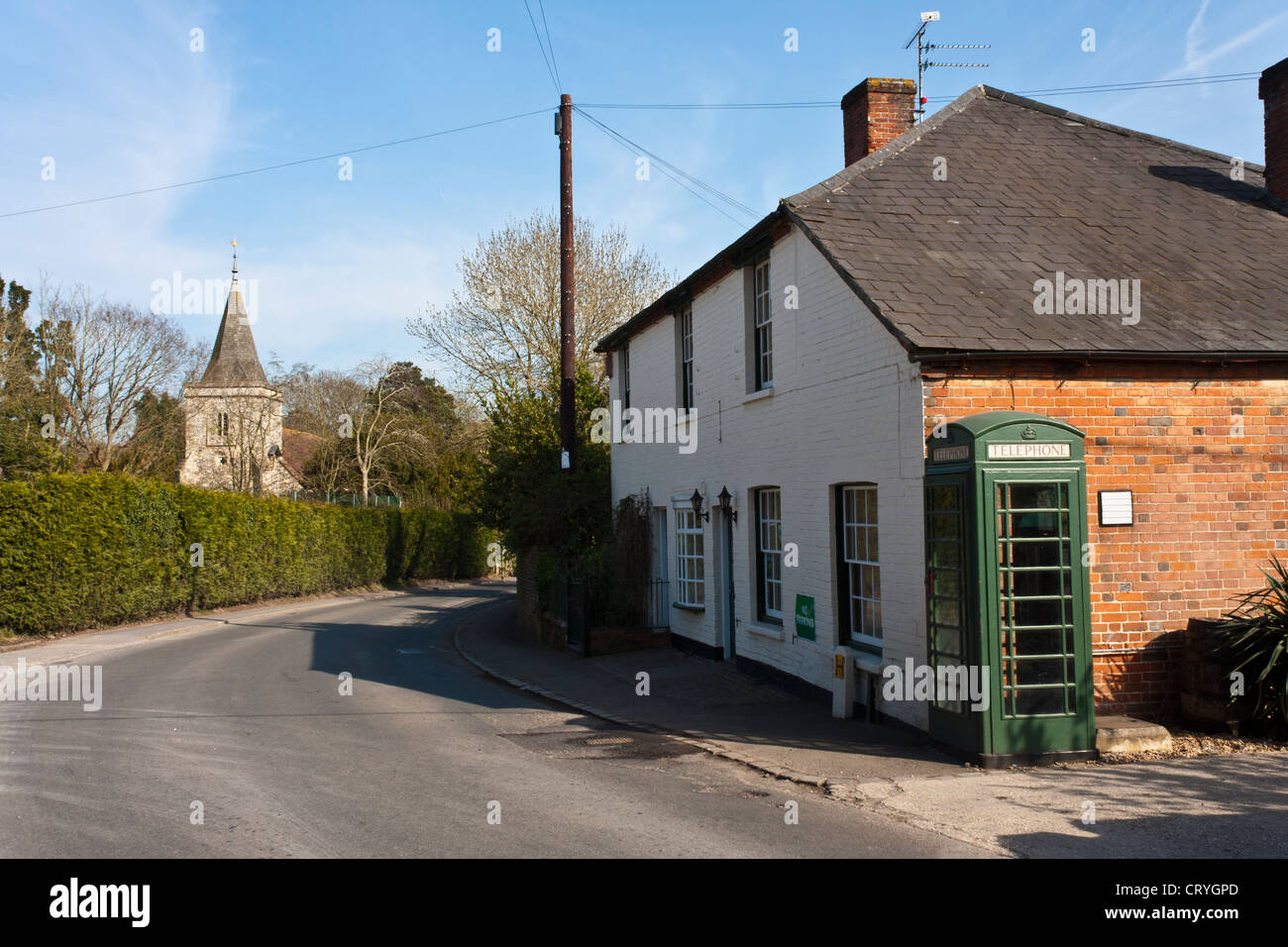 Grüne Telefonzelle im englischen Dorf Stockfoto