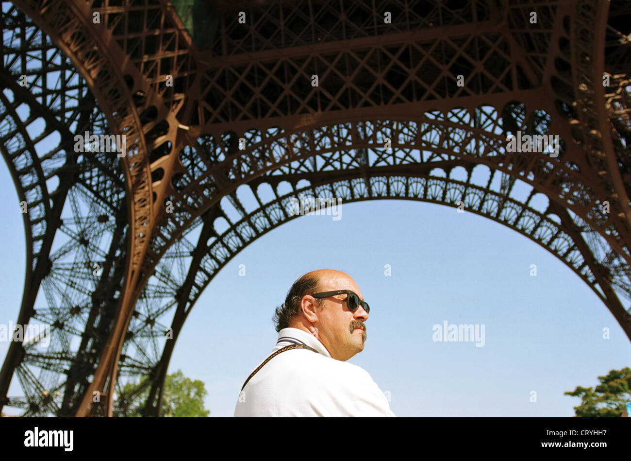 Paris, unter dem Eiffelturm italienische Touristen Stockfoto