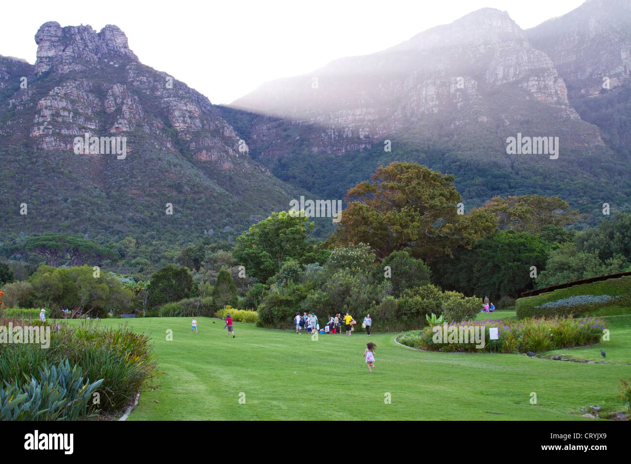 Familien, die Entspannung in den Botanischen Garten von Kirstenbosch Stockfoto