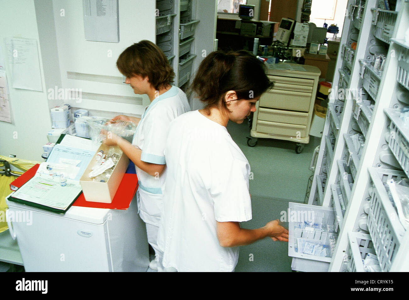 KRANKENSCHWESTER DOSIERUNG MEDIKAMENTE Stockfoto