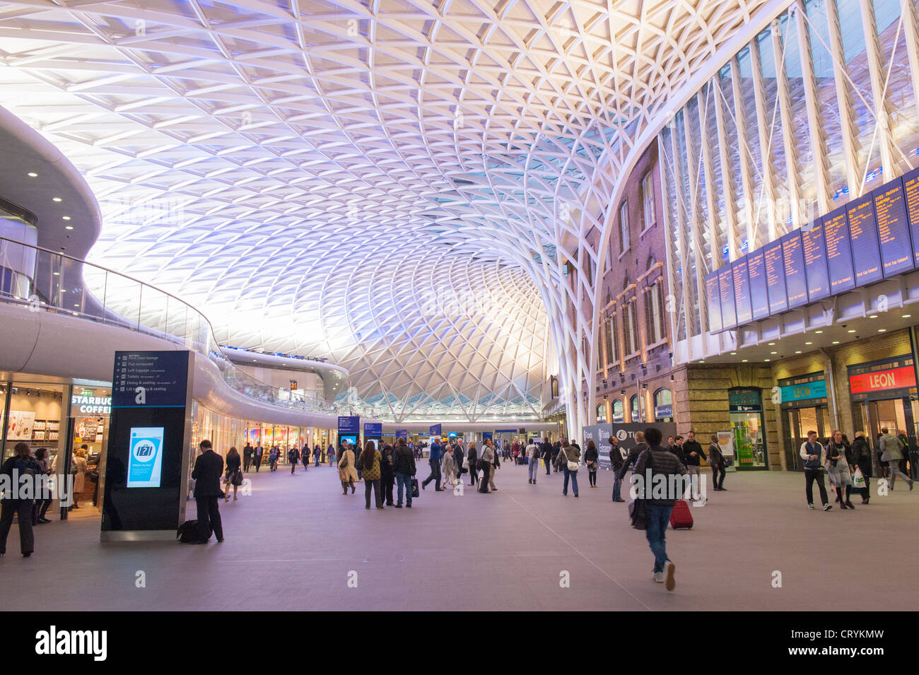 London Kings Cross Station neu modernisiert modernisiert Ticket Office Bereich Boden vista neues Dach Balkon renoviert Stockfoto