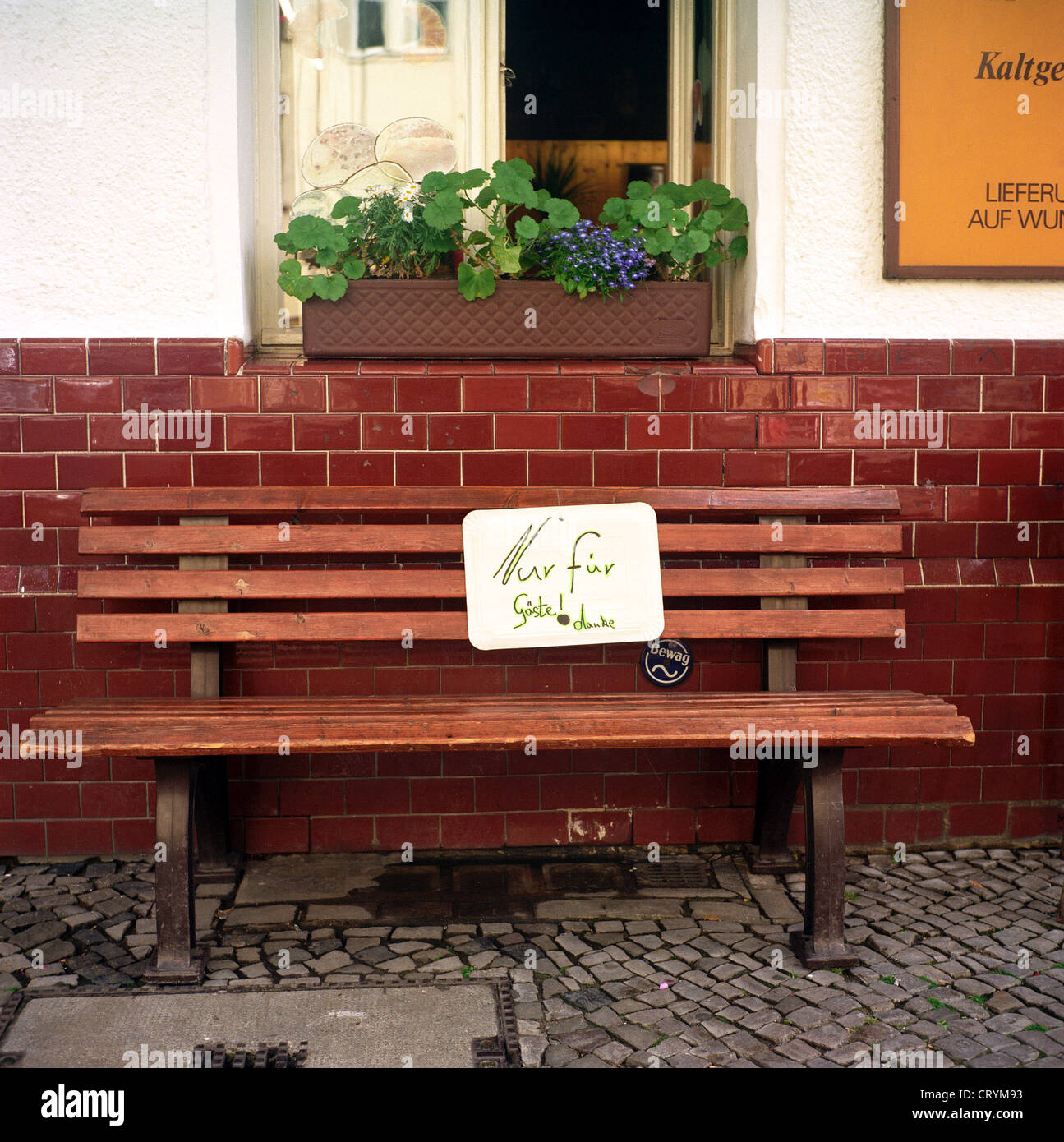 Berliner Bank mit den Worten: nur für Gäste Stockfoto