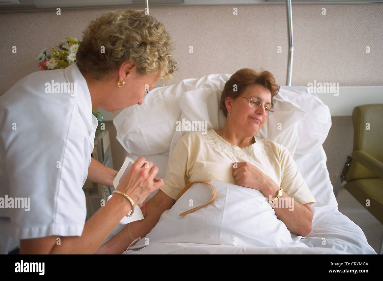 ÄLTERE HOSP. PATIENTEN MIT KRANKENSCHWESTER Stockfoto