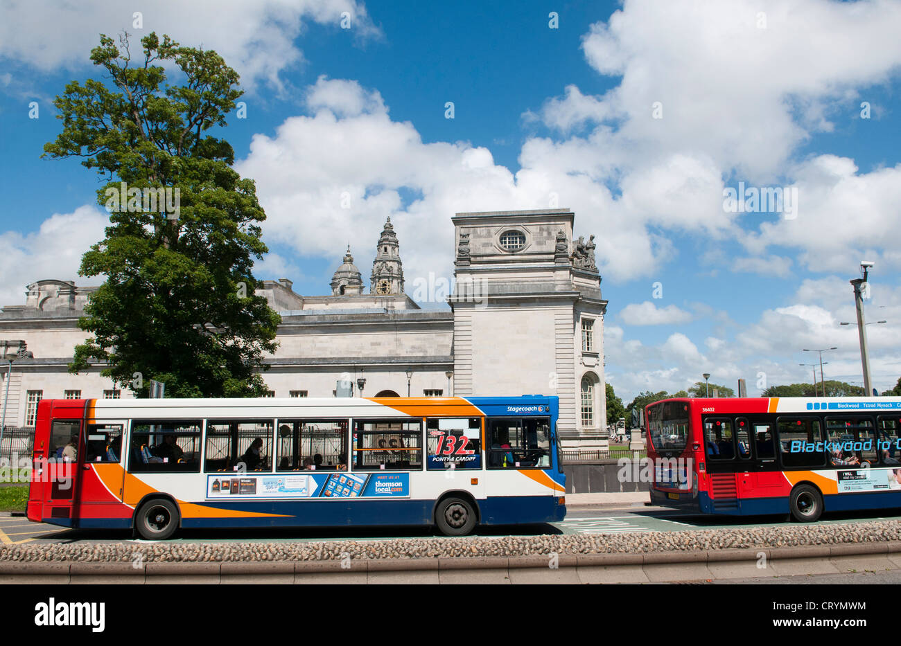 Cardiff Stadtzentrum zeigt Justizpalast und Busse Stockfoto
