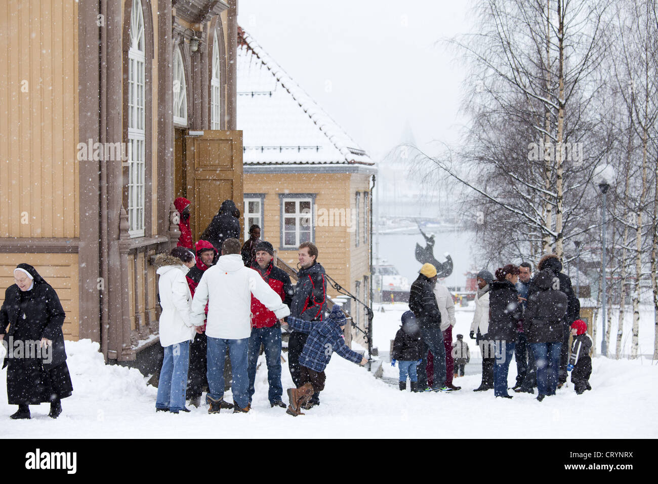 Einheimische besuchen Sonntagsmesse am katholischen Kirche unserer lieben Frau in Storgata, Tromso innerhalb des Polarkreises in Nord-Norwegen Stockfoto