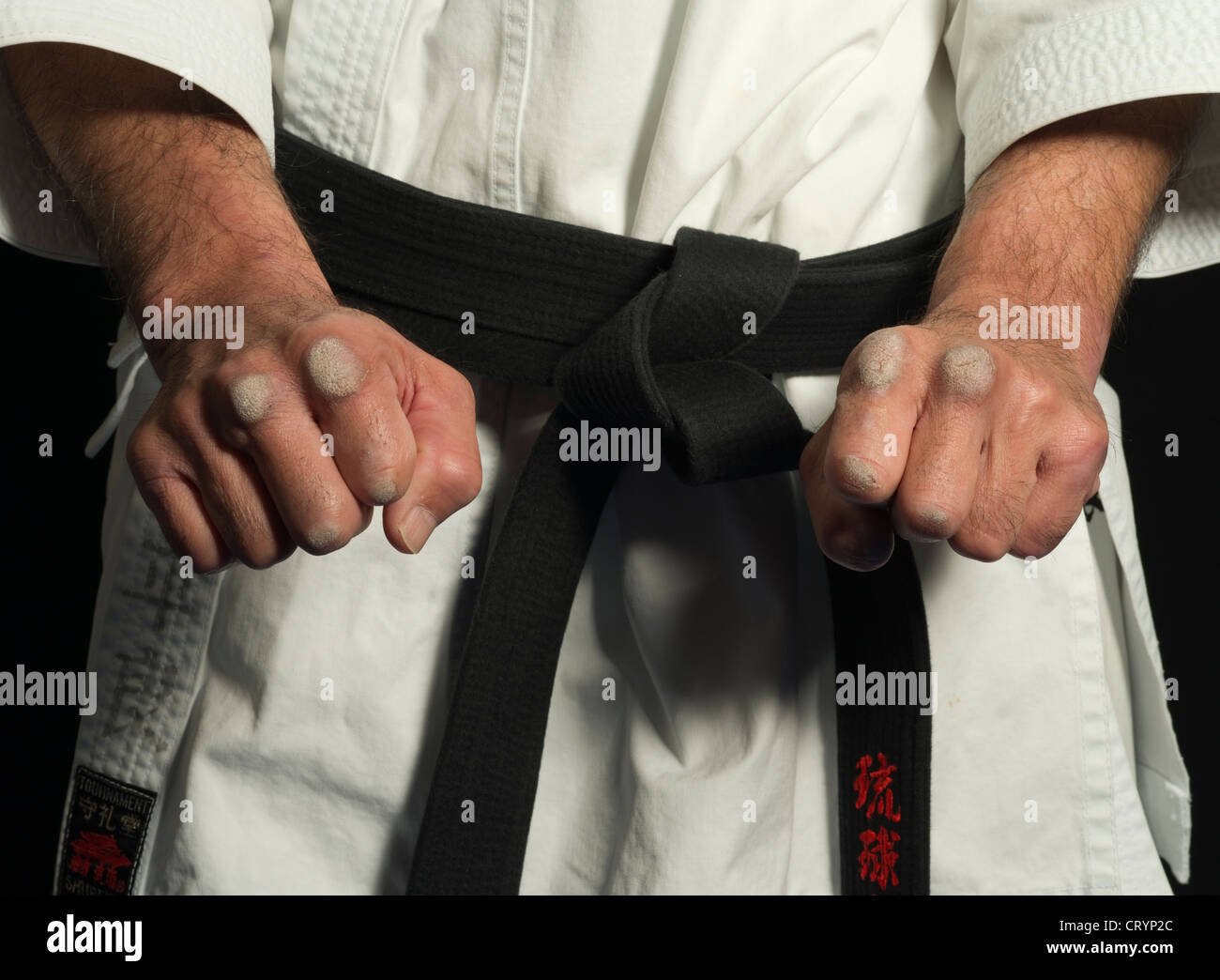 Stark konditioniert Knöchel Gojuryu Karate 8. Dan Masaji Taira. Okinawa, Japan Stockfoto