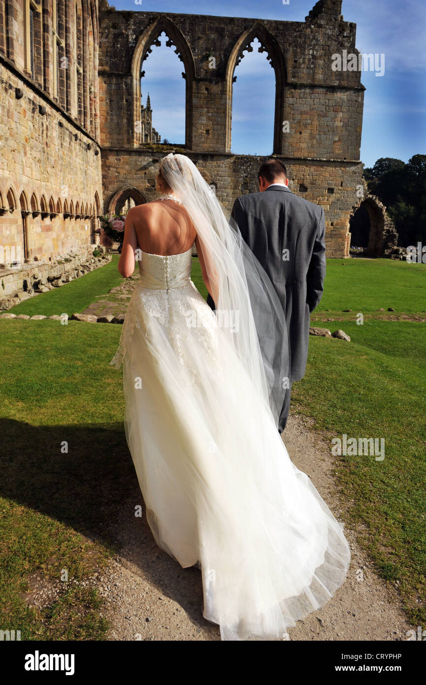 Braut und Bräutigam zurück sehen traditionelle Hochzeit Modell veröffentlicht Stockfoto