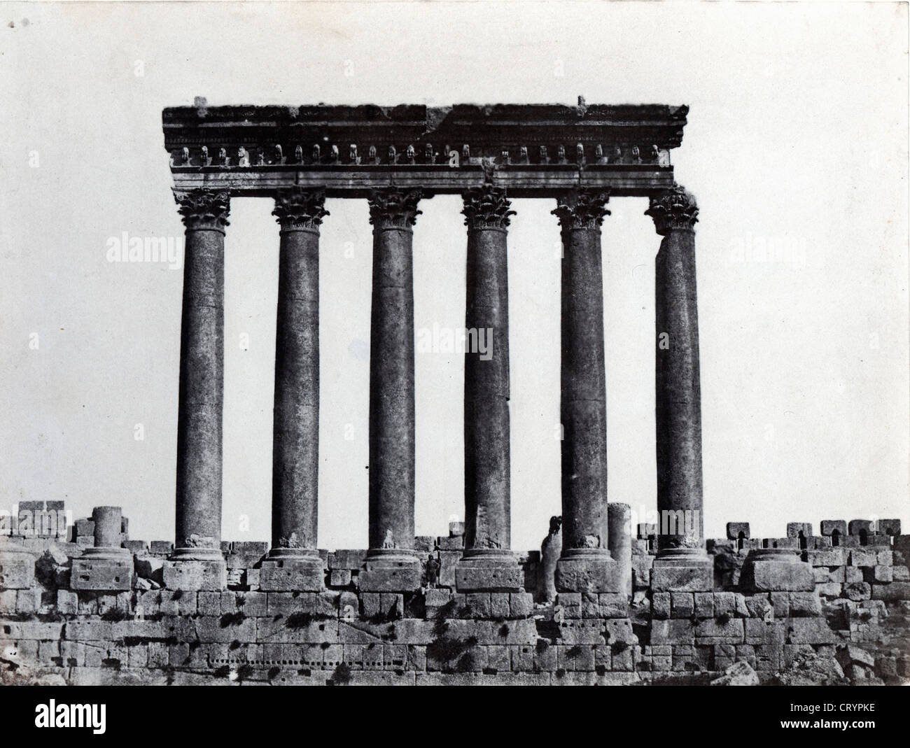 Kolonnade du Temple du Soleil, Baalbek, Syrie, 1850 von Maxime du Camp Stockfoto