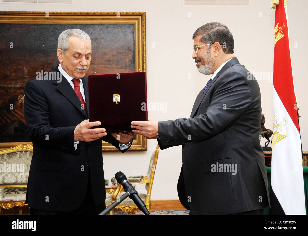 Mursi trifft Farouk Sultan, Leiter der obersten Wahlkommission und Leiter des Verfassungsgerichts im Palace. Stockfoto