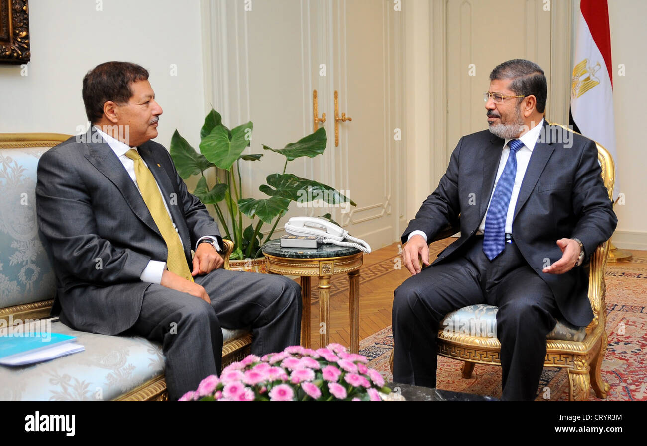 Ägyptens gewählte neu Präsident Mohamed Morsi trifft Ahmed Zuweil Ägyptens berühmteste Wissenschaftler und Nobelpreisträger. Stockfoto