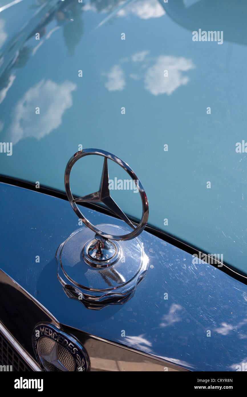 Alte Mercedes Benz emblem Stockfoto