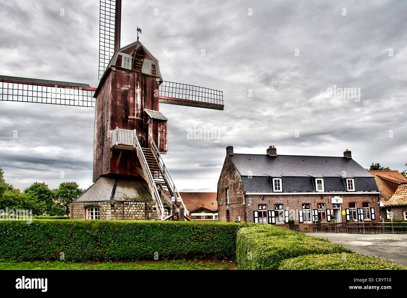 Die Windmühle von Boschepe und die Estaminet (flämische Kneipe) De Vierpot - Boeschepe, Flandern - Frankreich Stockfoto
