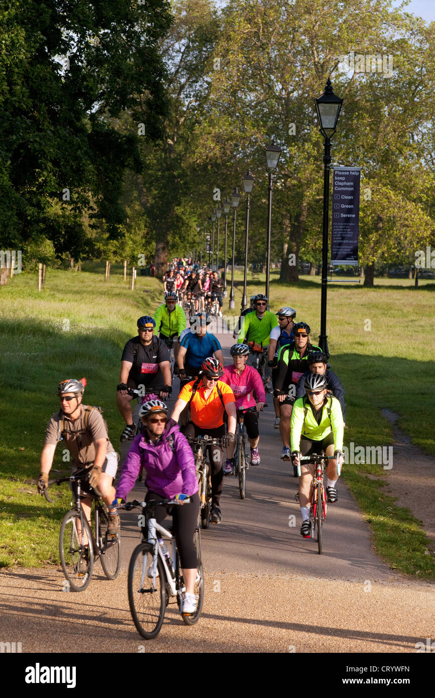 Radfahrer, Radfahren in Clapham Common zu Beginn der London, Brighton-Charity-Radtour, UK Stockfoto