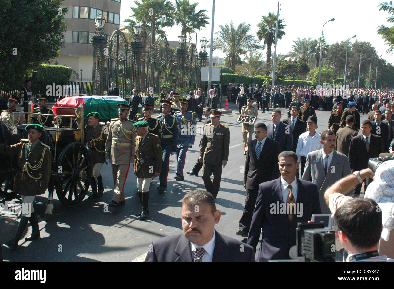 2004 - der Sarg des palästinensischen Führer Yasser Arafat in das Staatsbegräbnis veranstaltet von der ägyptische Präsident Hosni Mubarak in Kairo. Stockfoto