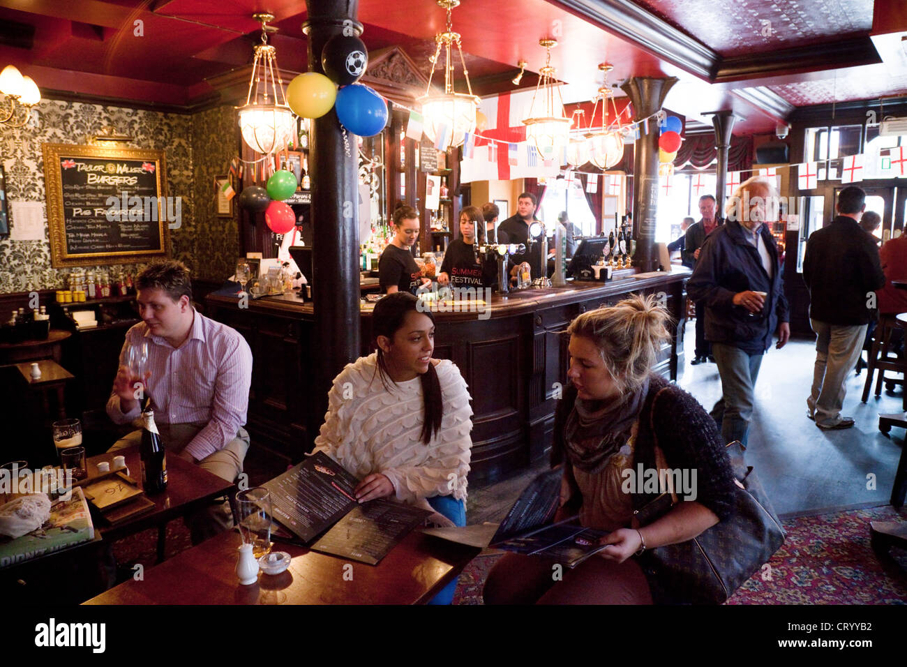 Menschen mit einem Drink in der Duke of York Pub in Victoria, London UK Stockfoto